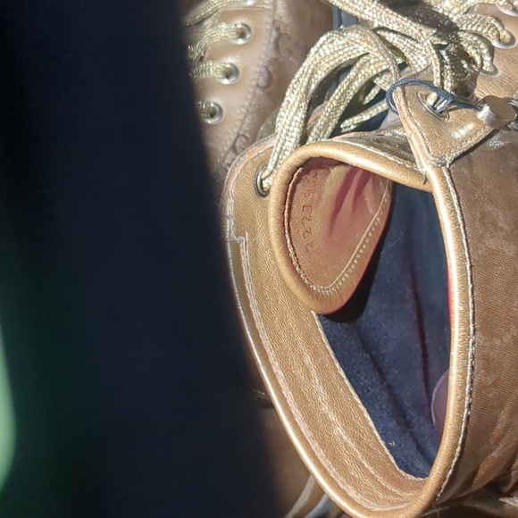 GUCCI* ladies size 38 hitop coated leather lace up round toe rubber sole sneaker - Picture 16 of 17